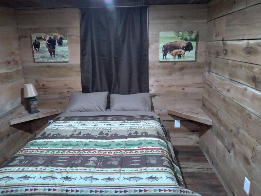 Cabin With A Tree House On A Buffalo Farm . Marshall 외부 사진